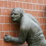 8_Seemann_Skulptur_Lauscher an der Wand_Freiburg